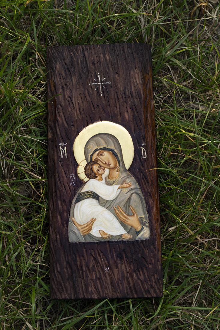 Maica Domnului- icoană pictată pe lemn sculptat